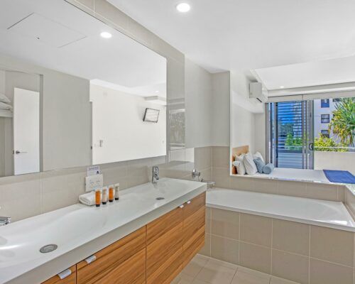 mooloolaba-resort-accommodation-room-204-(4)