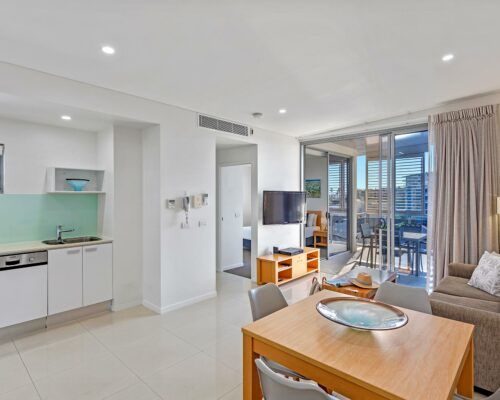 mooloolaba-resort-accommodation-room-806-(1)