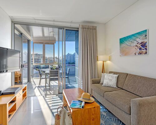 mooloolaba-resort-accommodation-room-806-(2)